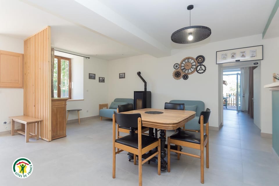 TV and multimedia, Living room, Seating area, Dining area