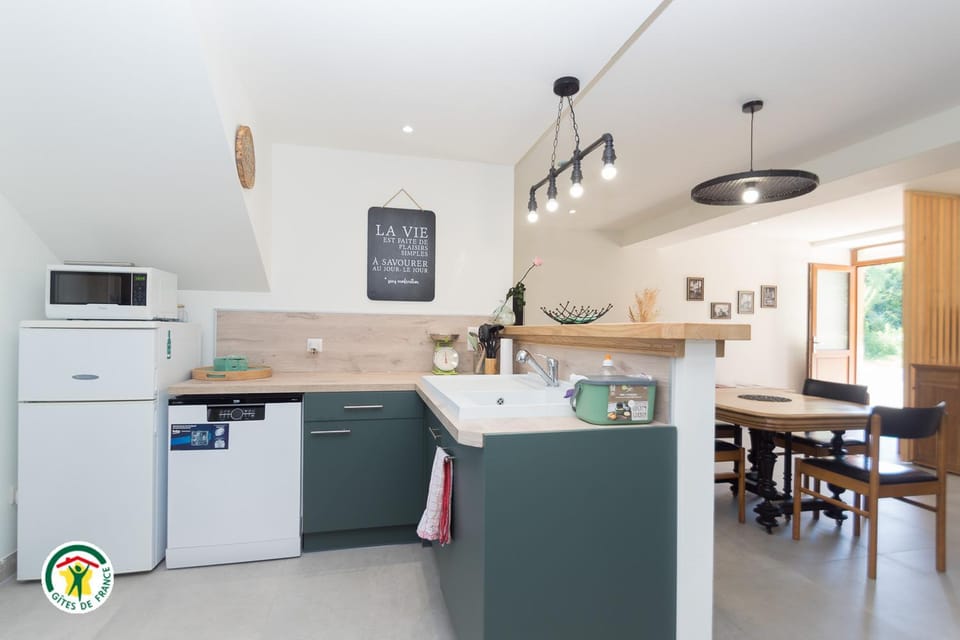 Kitchen or kitchenette, Dining area, dishwasher, minibar, oven, stove