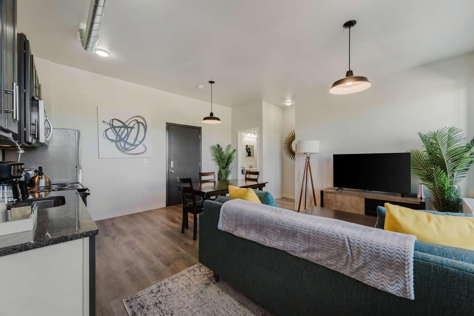 TV and multimedia, Kitchen or kitchenette, Living room, Seating area