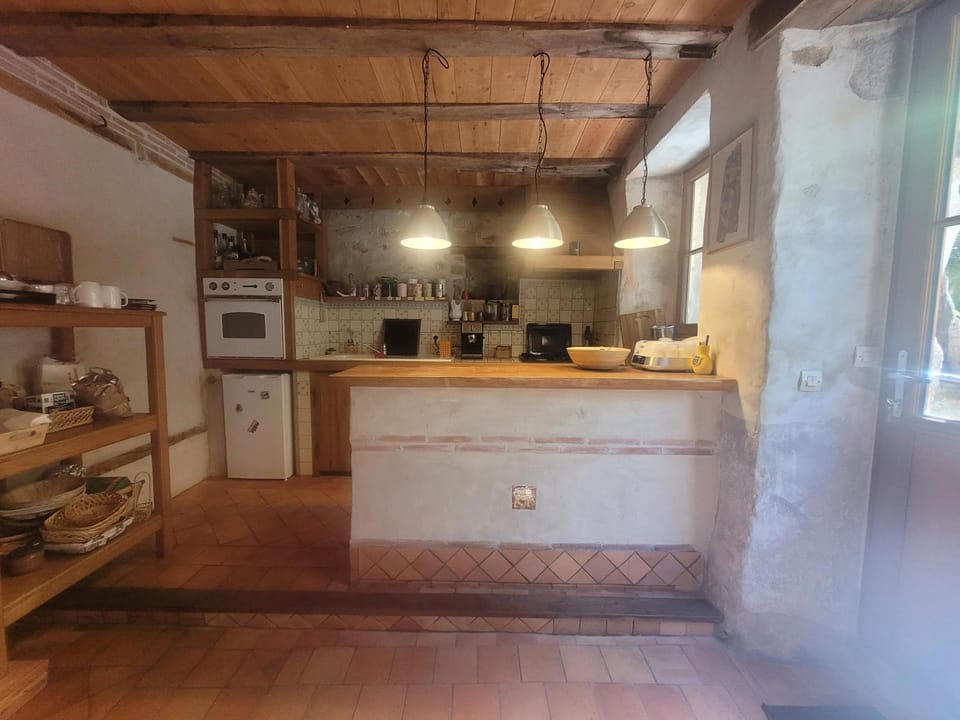 Coffee/tea facilities, Kitchen or kitchenette, Dining area