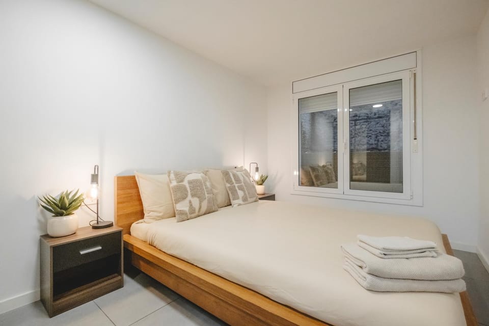 Bed, Photo of the whole room, Bedroom, towels