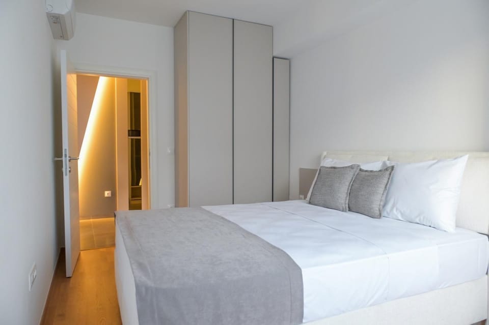 Photo of the whole room, Bedroom, wardrobe