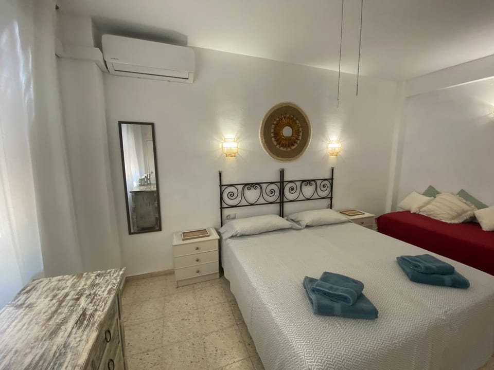 Bed, Decorative detail, towels, wardrobe