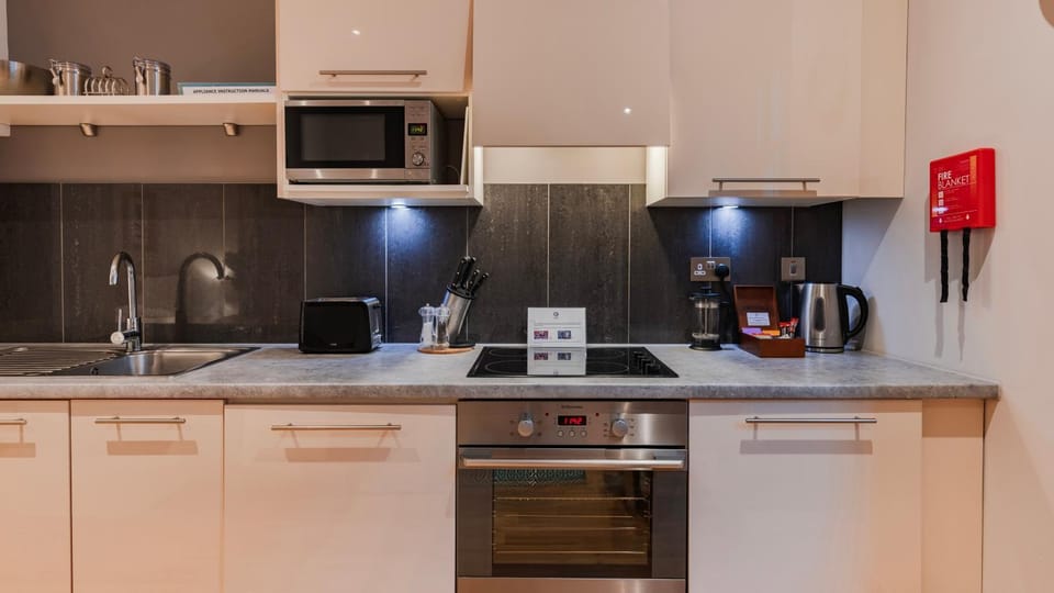 Coffee/tea facilities, Kitchen or kitchenette, dishwasher, oven, stove, toaster