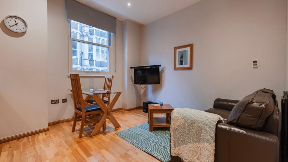 Communal lounge/ TV room, TV and multimedia, Living room, Seating area, Dining area, internet, pet friendly, air conditioner