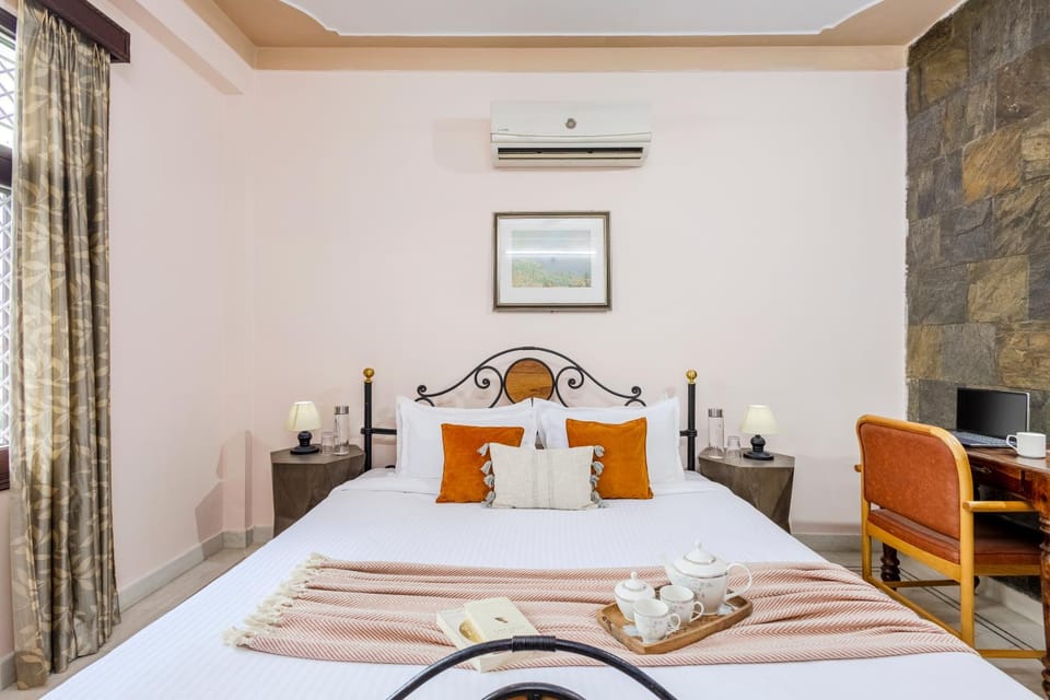 Bed, TV and multimedia, Living room, Photo of the whole room, Seating area, Bedroom, air conditioner