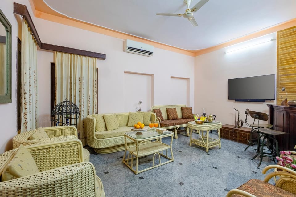 TV and multimedia, Living room, Seating area, Evening entertainment, air conditioner