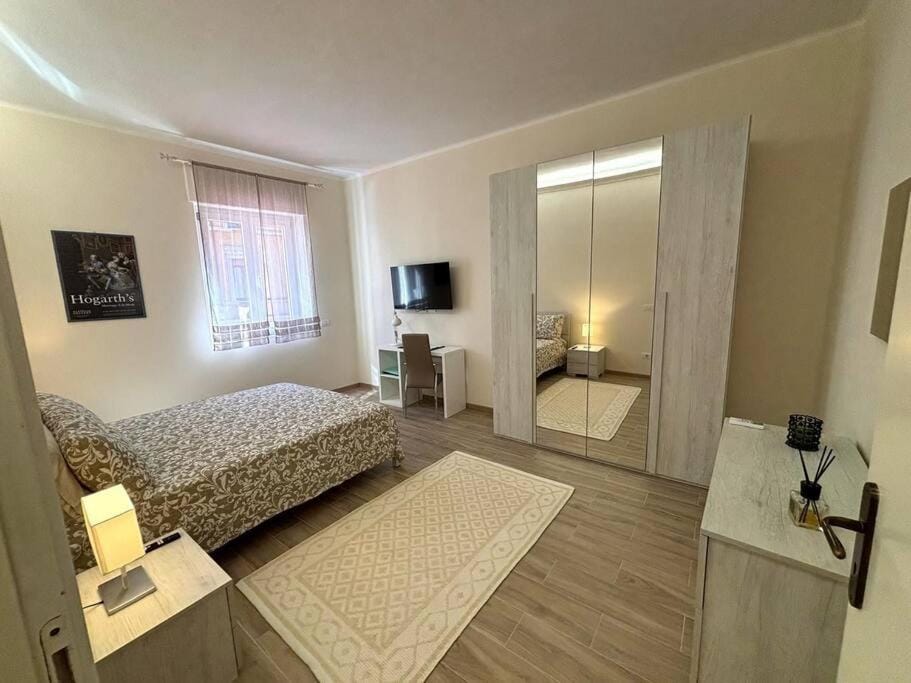 Bed, TV and multimedia, Photo of the whole room, Bedroom, wardrobe