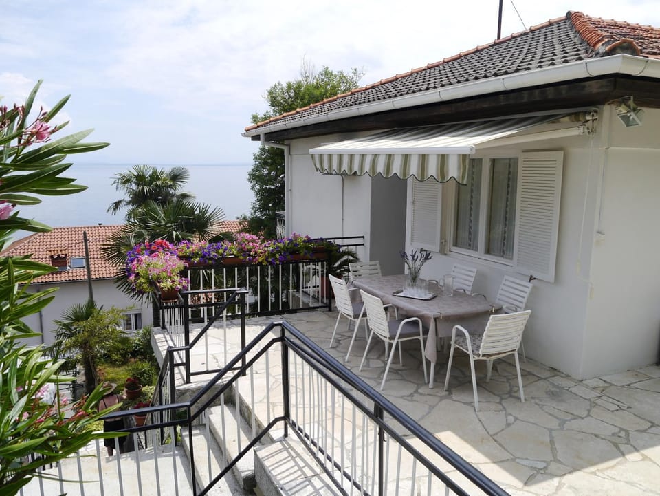 Facade/entrance, Sea view