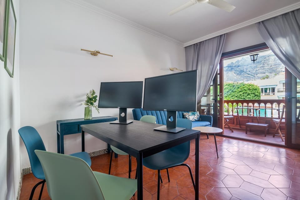 TV and multimedia, Living room, Seating area, Dining area