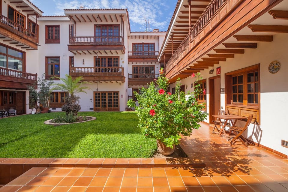 Property building, Patio, Day, Garden, Garden view