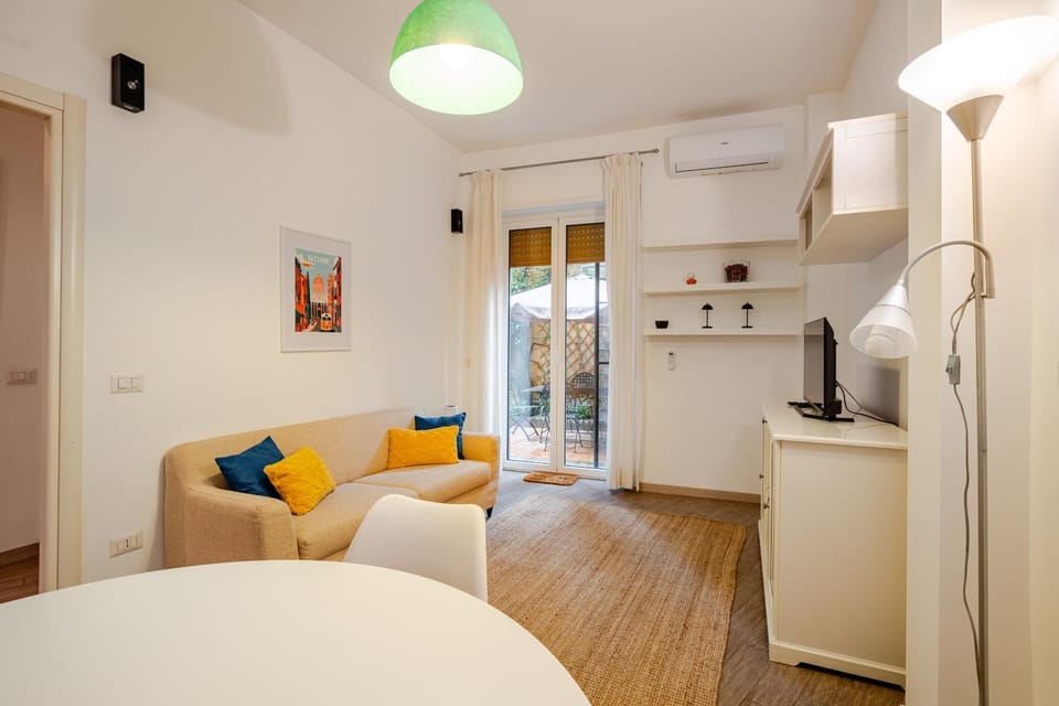 TV and multimedia, Living room, Seating area, Dining area, air conditioner