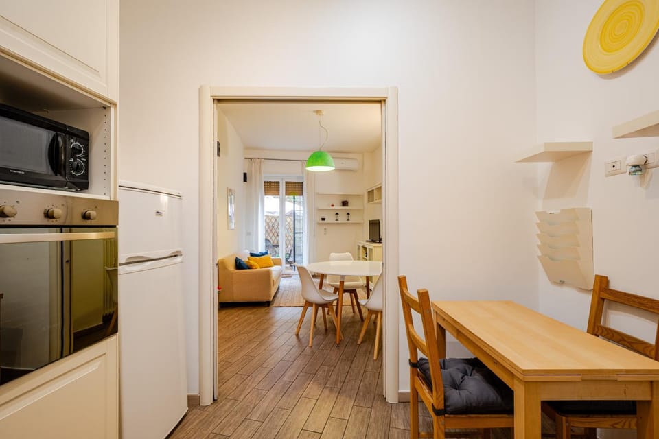 Kitchen or kitchenette, Seating area, dishwasher, oven, stove