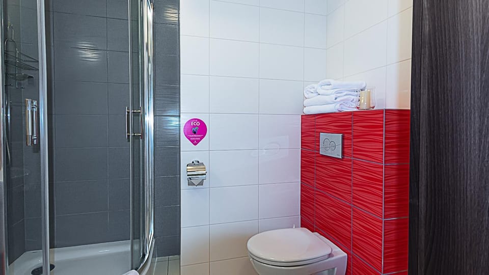 Shower, Toilet, Bathroom, towels