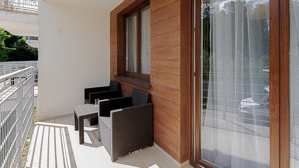 Patio, Day, Garden, View (from property/room), Balcony/Terrace, Living room, Seating area, Garden view