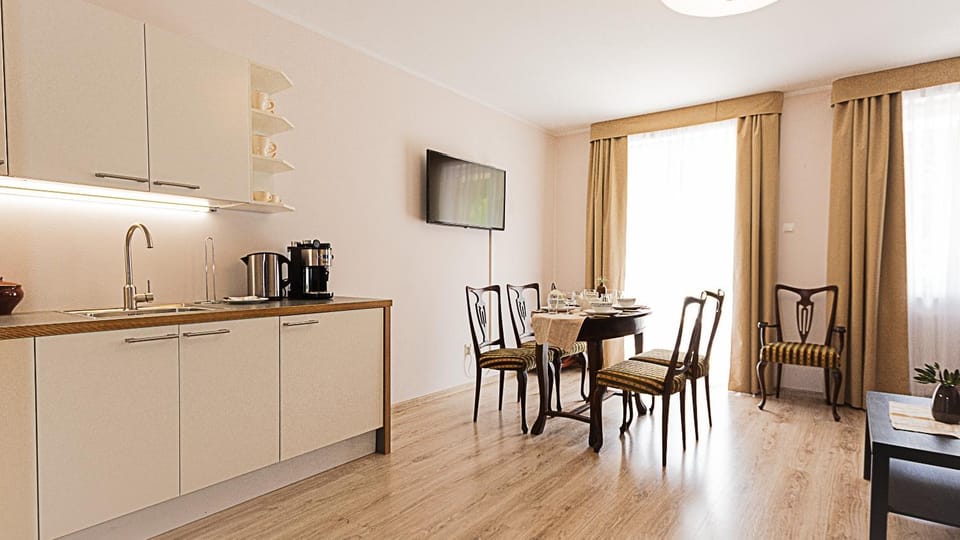 TV and multimedia, Coffee/tea facilities, Kitchen or kitchenette, Living room, Seating area, Dining area, minibar, oven