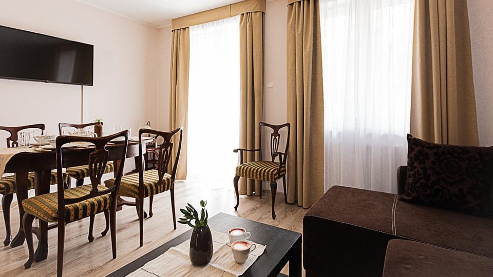Communal lounge/ TV room, TV and multimedia, Living room, Seating area, Dining area, Evening entertainment