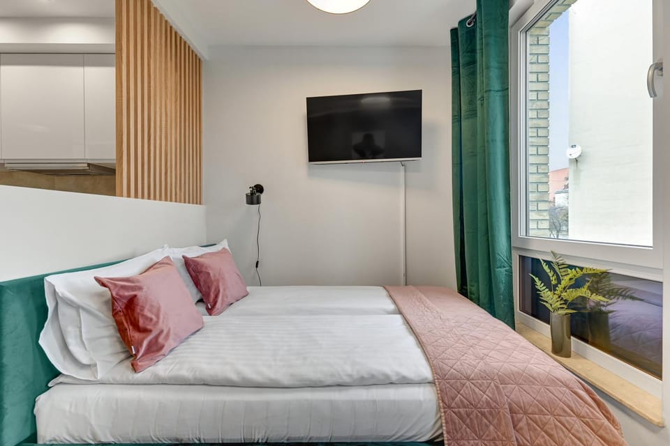 Bed, TV and multimedia, Photo of the whole room, Bedroom