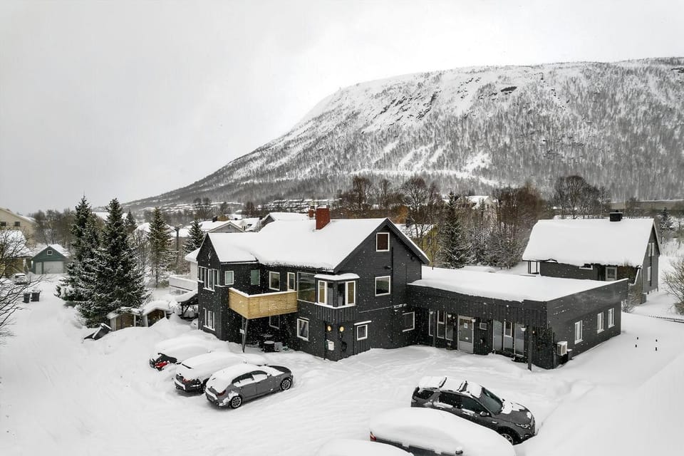Property building, Day, Natural landscape, Winter, Mountain view
