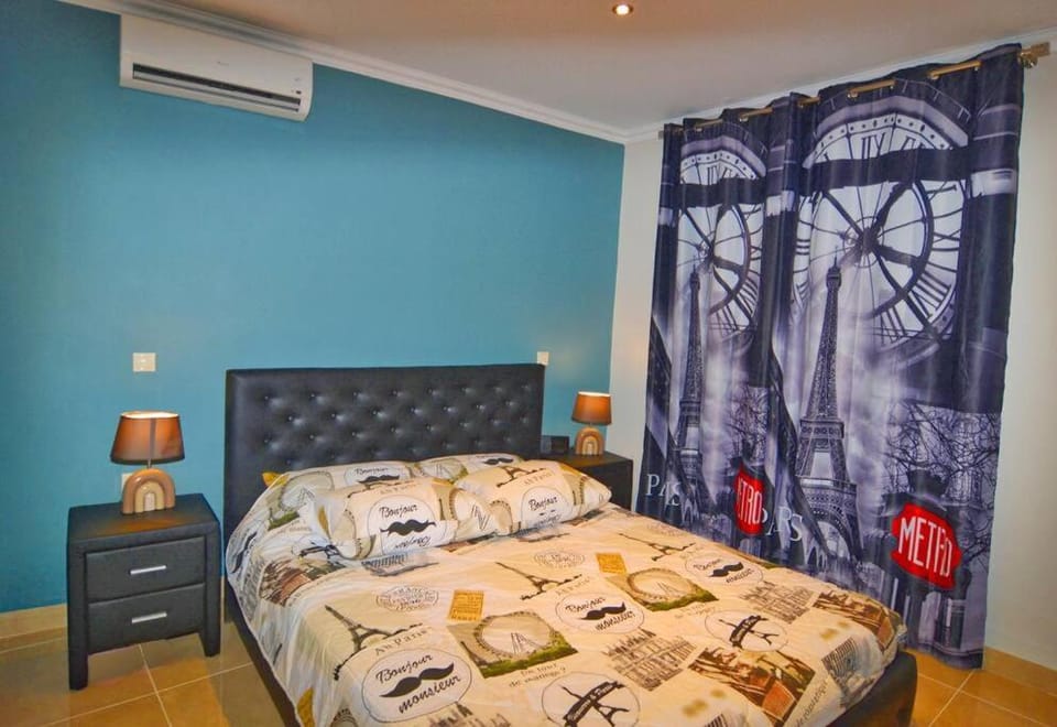 Bed, Photo of the whole room, Bedroom, air conditioner
