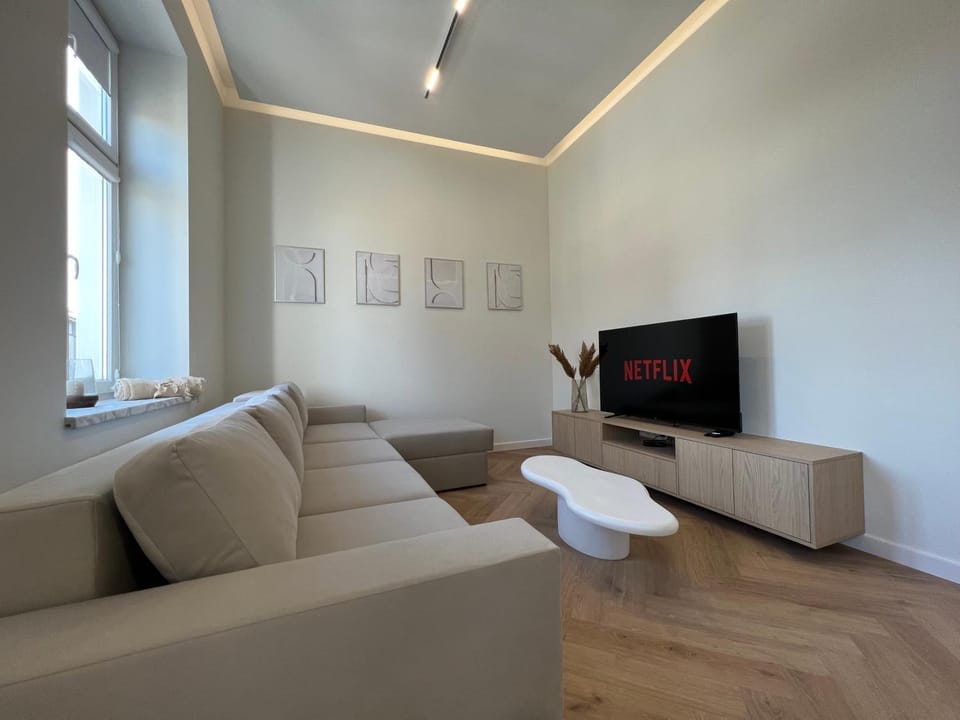 TV and multimedia, Living room, Seating area, Evening entertainment