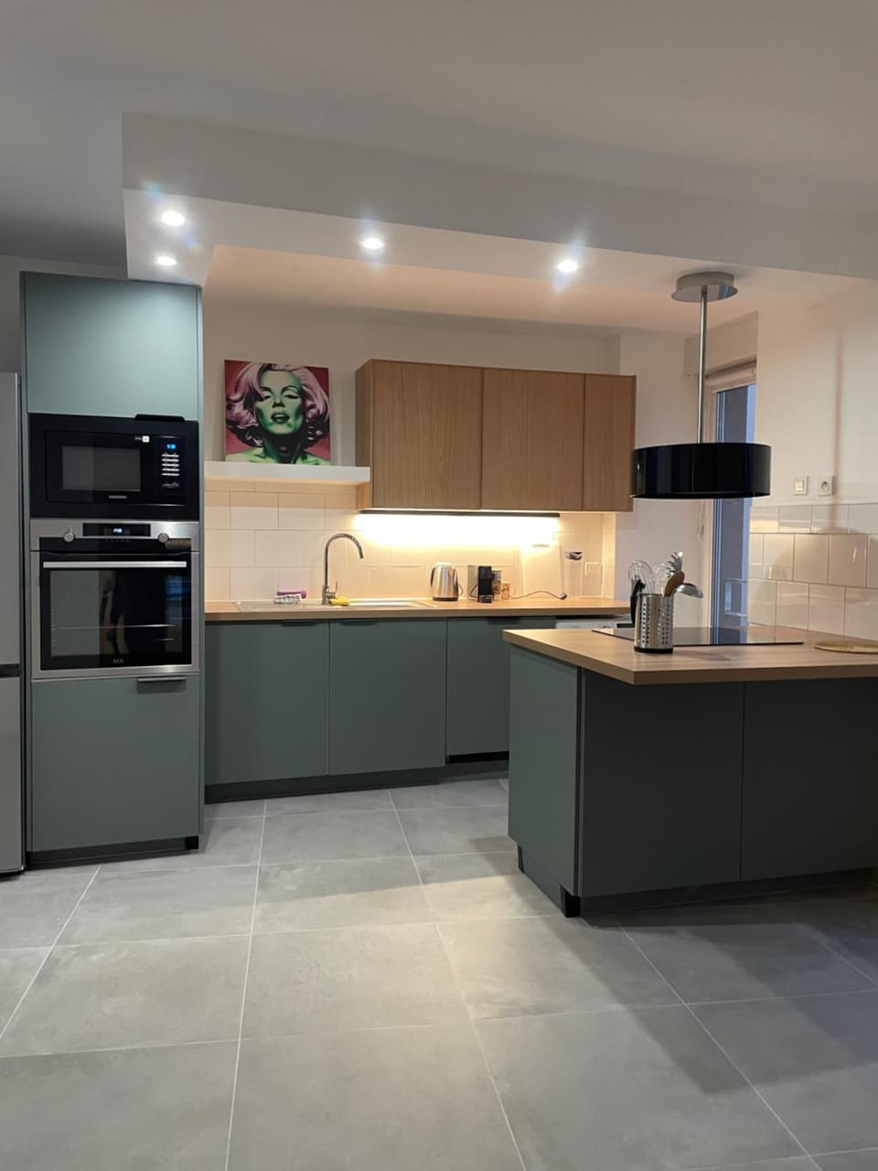 Coffee/tea facilities, Kitchen or kitchenette, dishwasher, oven, stove