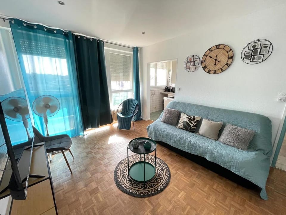 Living room, Photo of the whole room, Seating area