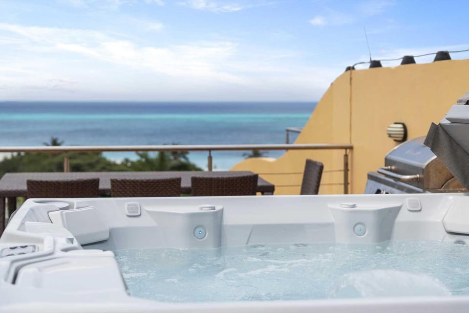 Beachfront -Bella Vista Penthouse 2BR condo - E523 House in Noord