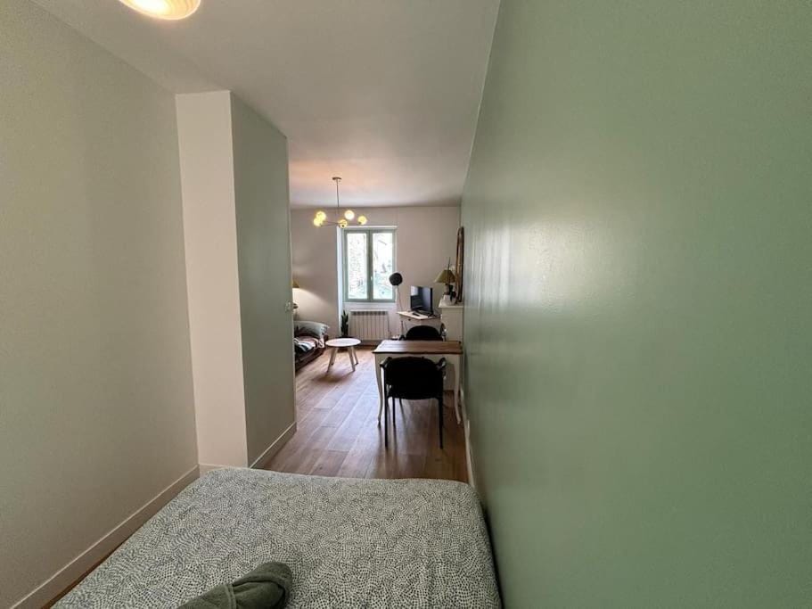 Bed, TV and multimedia, Living room, Photo of the whole room, Seating area, Bedroom