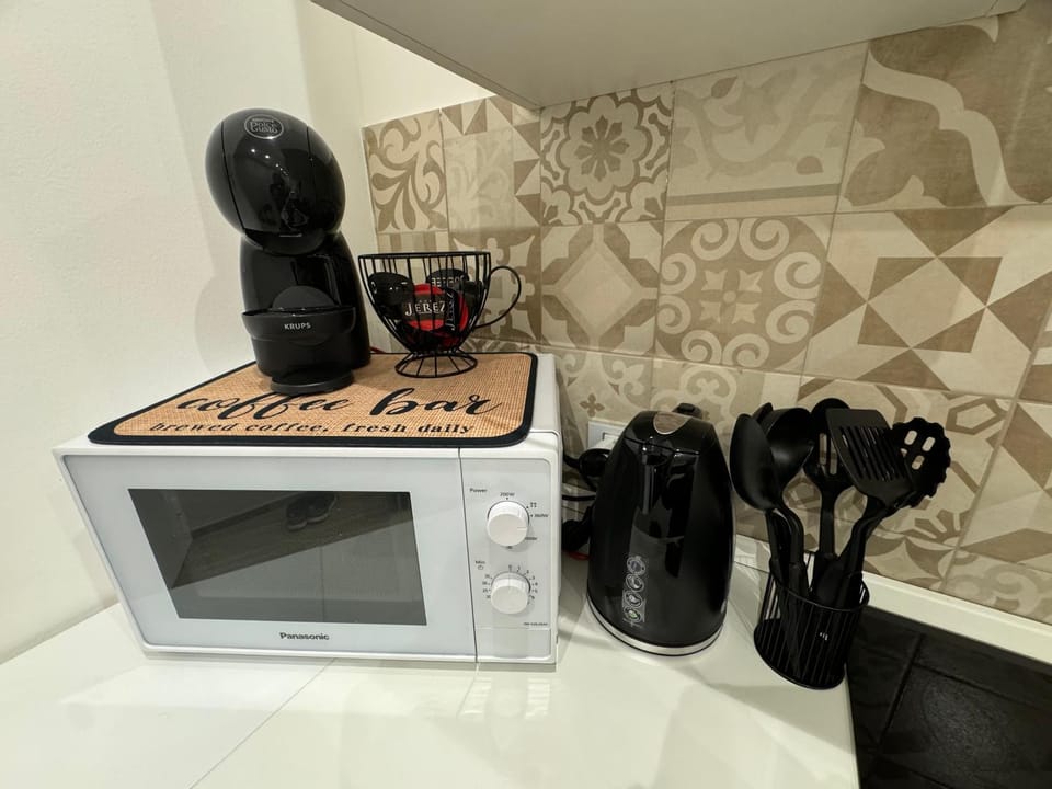 Kitchen or kitchenette, minibar