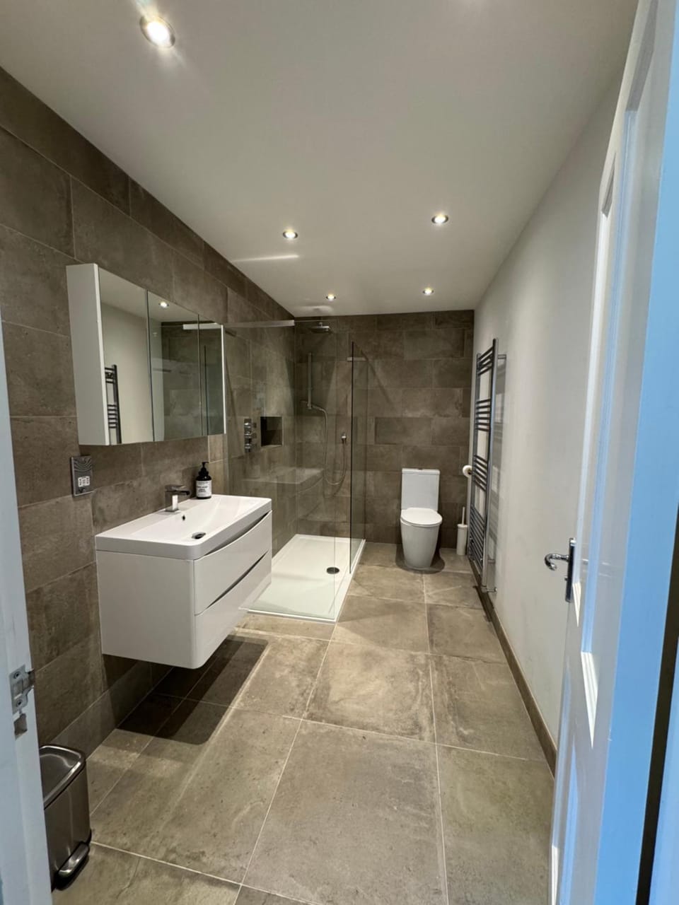 Shower, Toilet, Bathroom, towels
