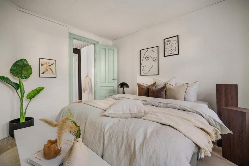 Cozy Hideaway with Private Balcony and Self Check In Apartment in Bergen