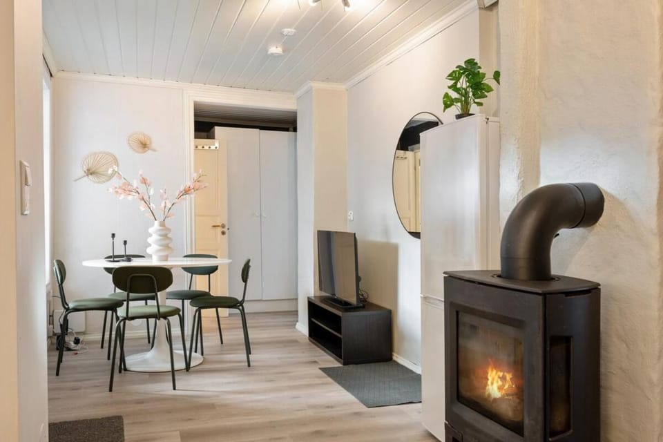 Cozy Hideaway with Private Balcony and Self Check In Apartment in Bergen