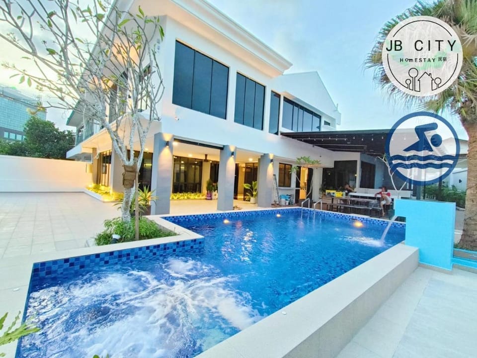 Property building, Pool view, Swimming pool, Swimming pool