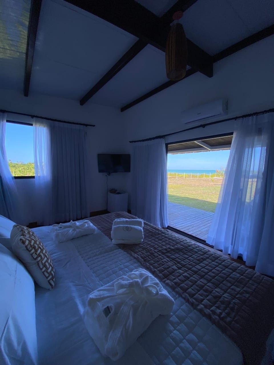 Bed, Natural landscape, TV and multimedia, Photo of the whole room, Bedroom, Sea view, towels