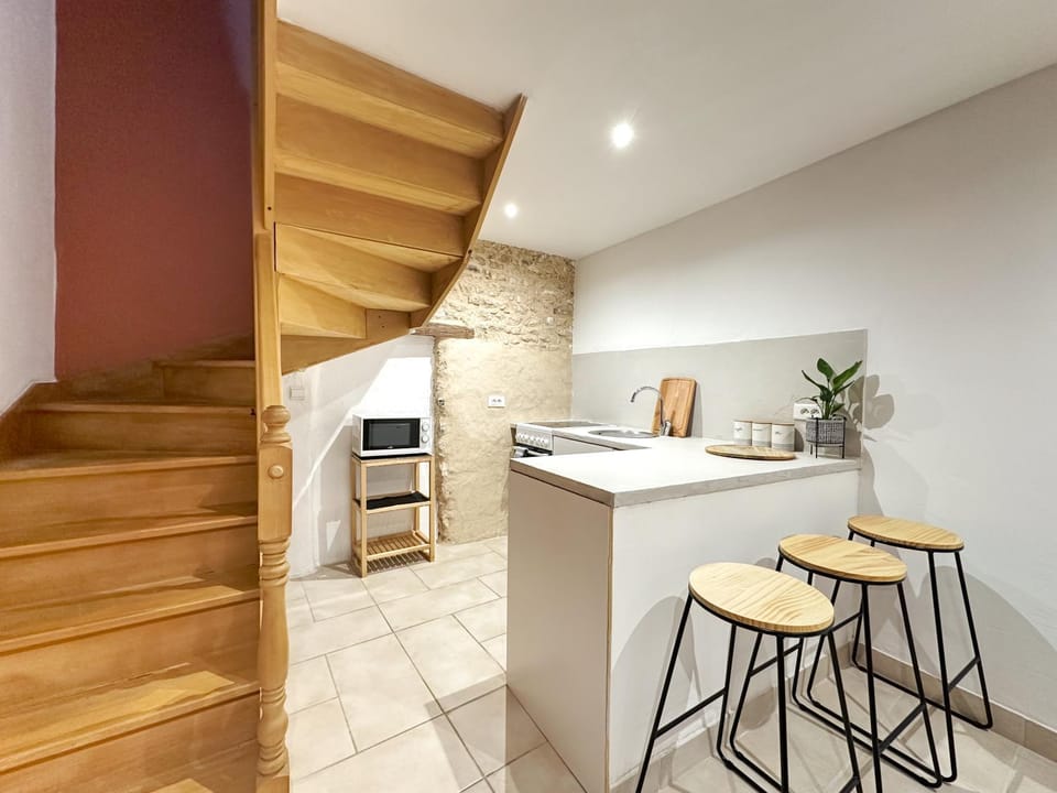 Kitchen or kitchenette, Dining area, oven