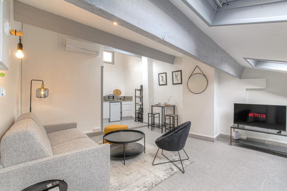 TV and multimedia, Kitchen or kitchenette, Living room, Seating area