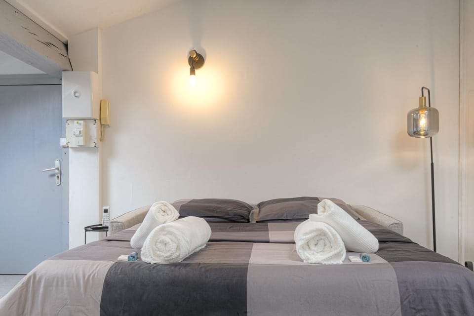 Bed, Bedroom, towels