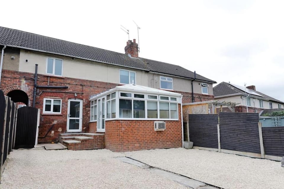 Comfy stays, Rotherham for contractors & Families, spacious, conservatory, free parking, wifi, 3BDR Apartment in Bassetlaw District