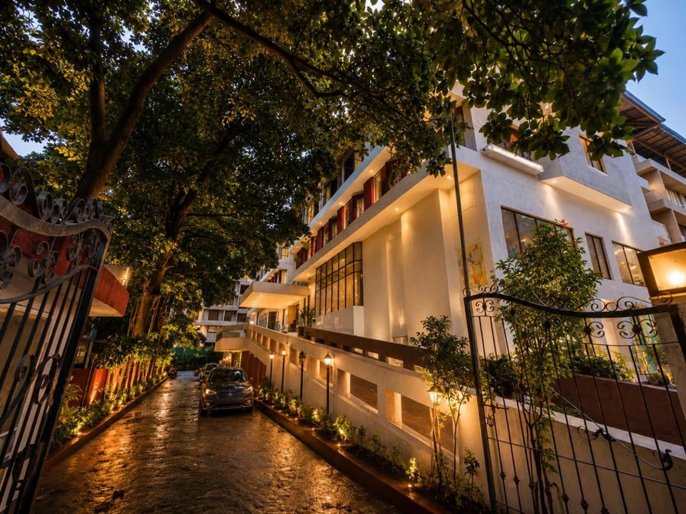 Property building, Garden, Location, Parking