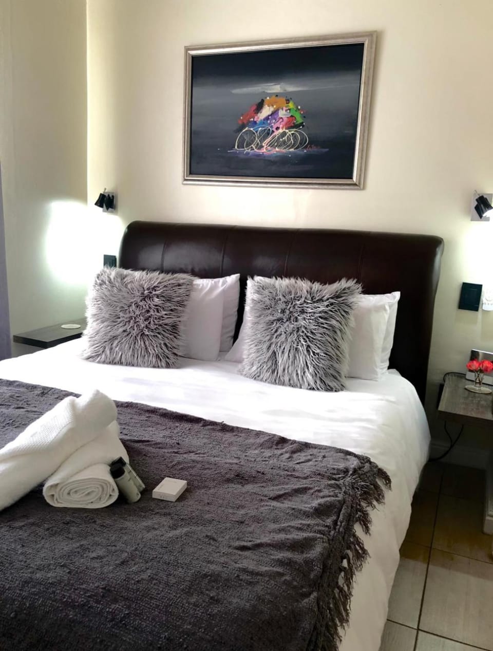 Bed, TV and multimedia, Photo of the whole room, Bedroom, towels