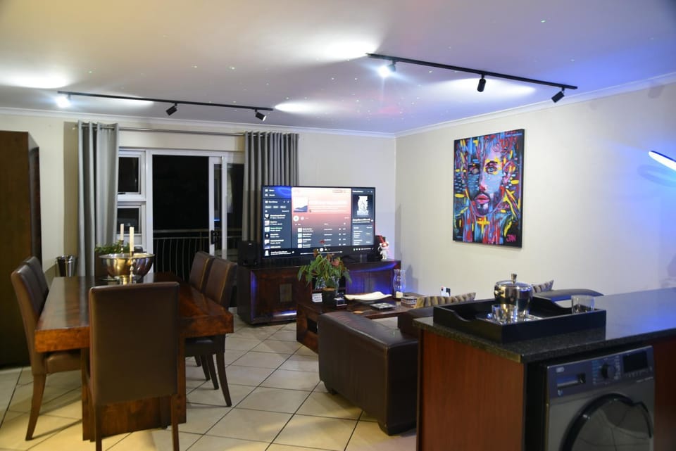 TV and multimedia, Living room, Seating area, Dining area