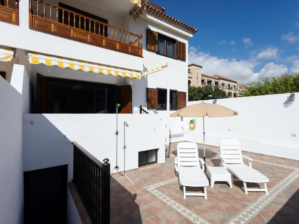 Property building, Balcony/Terrace, sunbed
