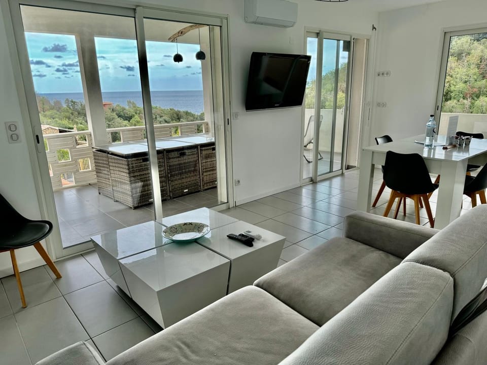 Communal lounge/ TV room, Natural landscape, TV and multimedia, Living room, Sea view