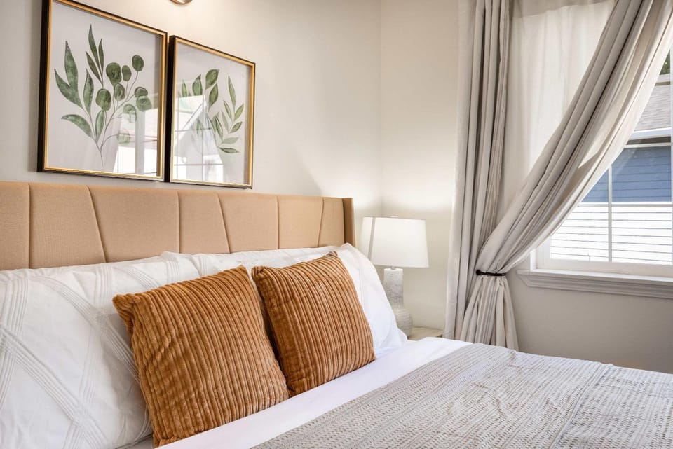 Kirkland Elegant 4B 2 5B Family Retreat with Designer Decor House in Kirkland