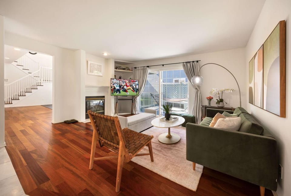 Kirkland Elegant 4B 2 5B Family Retreat with Designer Decor House in Kirkland