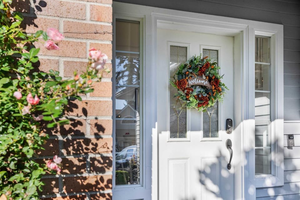 Kirkland Elegant 4B 2 5B Family Retreat with Designer Decor House in Kirkland