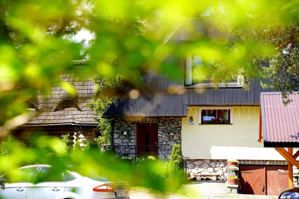Property building, Day, Neighbourhood, Street view, Parking