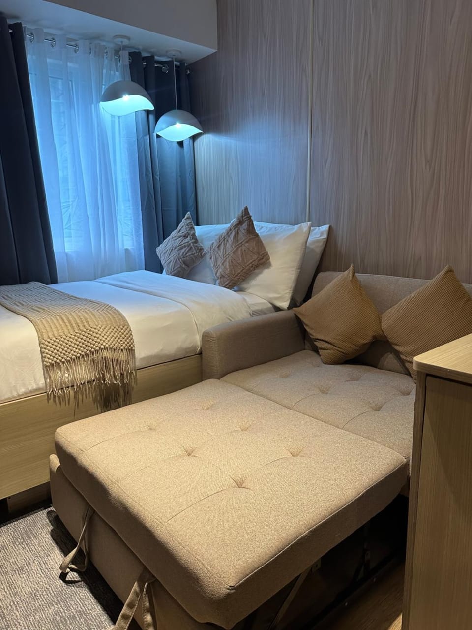 Bed, Seating area
