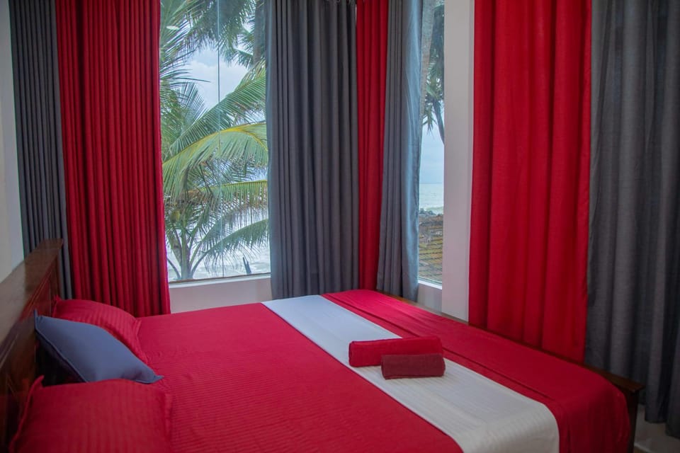 Photo of the whole room, Sea view
